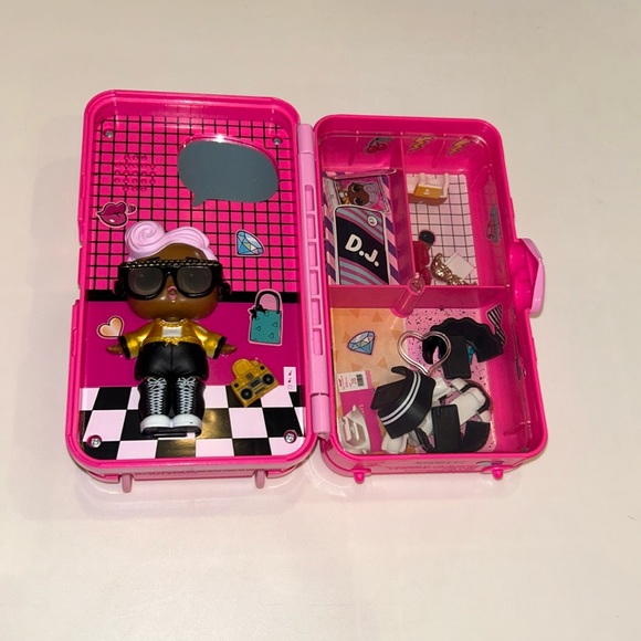 Get an LOL Surprise suitcase and mix and match the dolls outfits! - Picture 1 of 1
